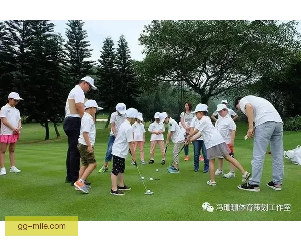 克罗斯训练之余享受高尔夫时光社交平台晒精彩瞬间